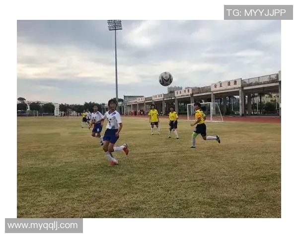 迎新小学足球队勇夺亚军展现团结拼搏精神与青春风采